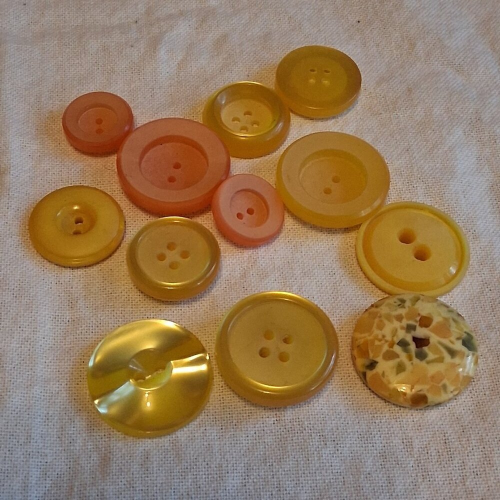 Vintage Button Bonanza – 79 Warm-Toned Beauties in Yellow, Peach & Brown